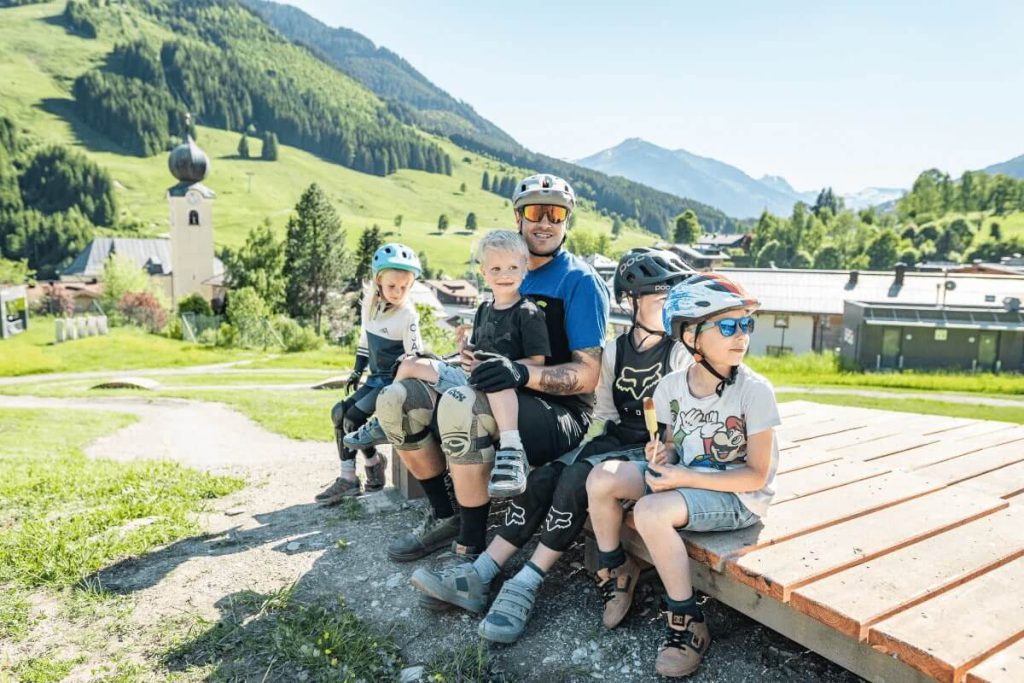 Familie mit Kindern beim Entspannen in den Bergen von Saalbach-Hinterglemm.